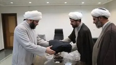 هدیه طلبه اصفهانی به رهبر انقلاب اسلامی