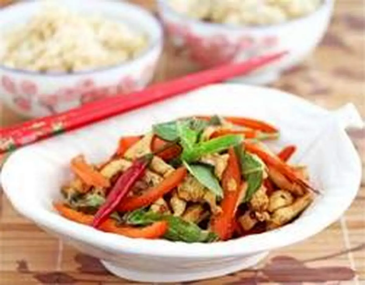 طرز تهیه “مرغ و ریحان سرخ شده تایلندی”