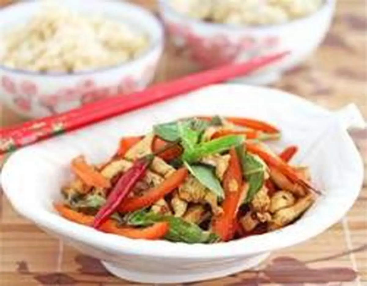 طرز تهیه “مرغ و ریحان سرخ شده تایلندی”