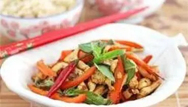 طرز تهیه “مرغ و ریحان سرخ شده تایلندی”
