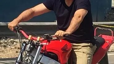 حمید فرخ‌نژادِ خسته در حال موتورسواری