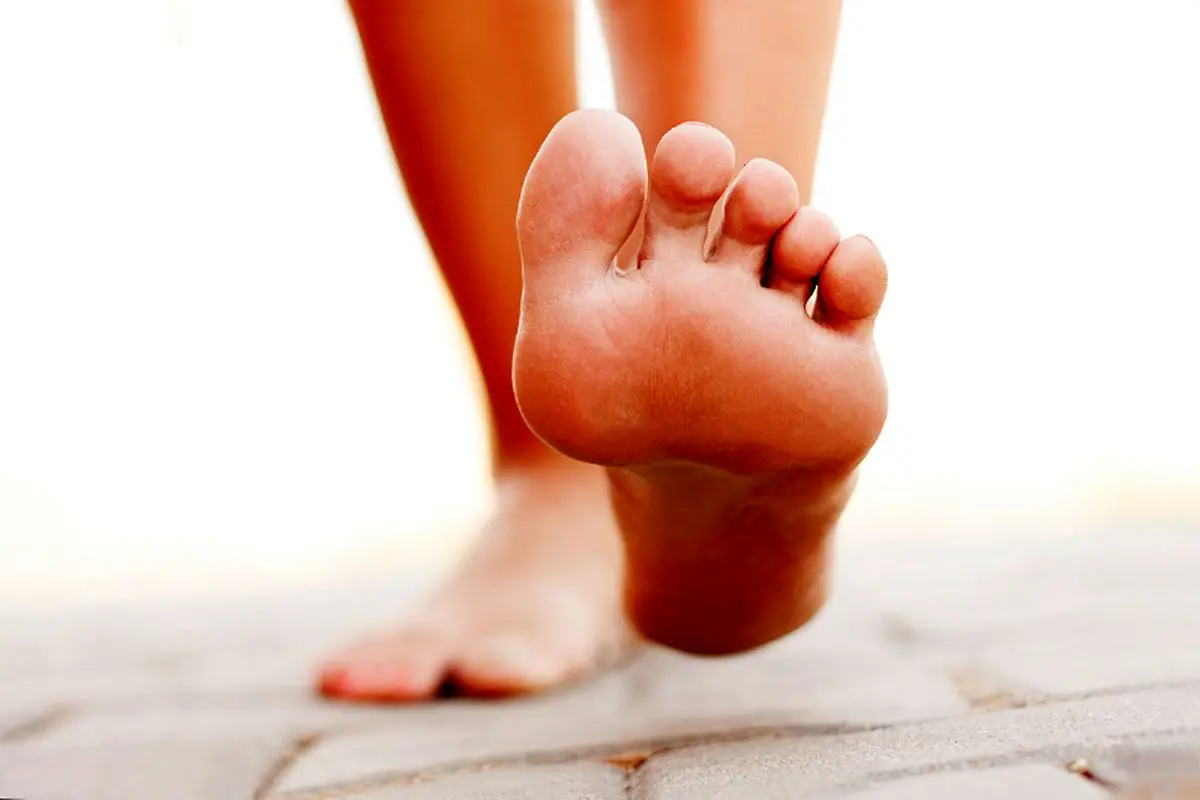راهکار‌های سریع برای تشخیص صافی کف پا+ درمان