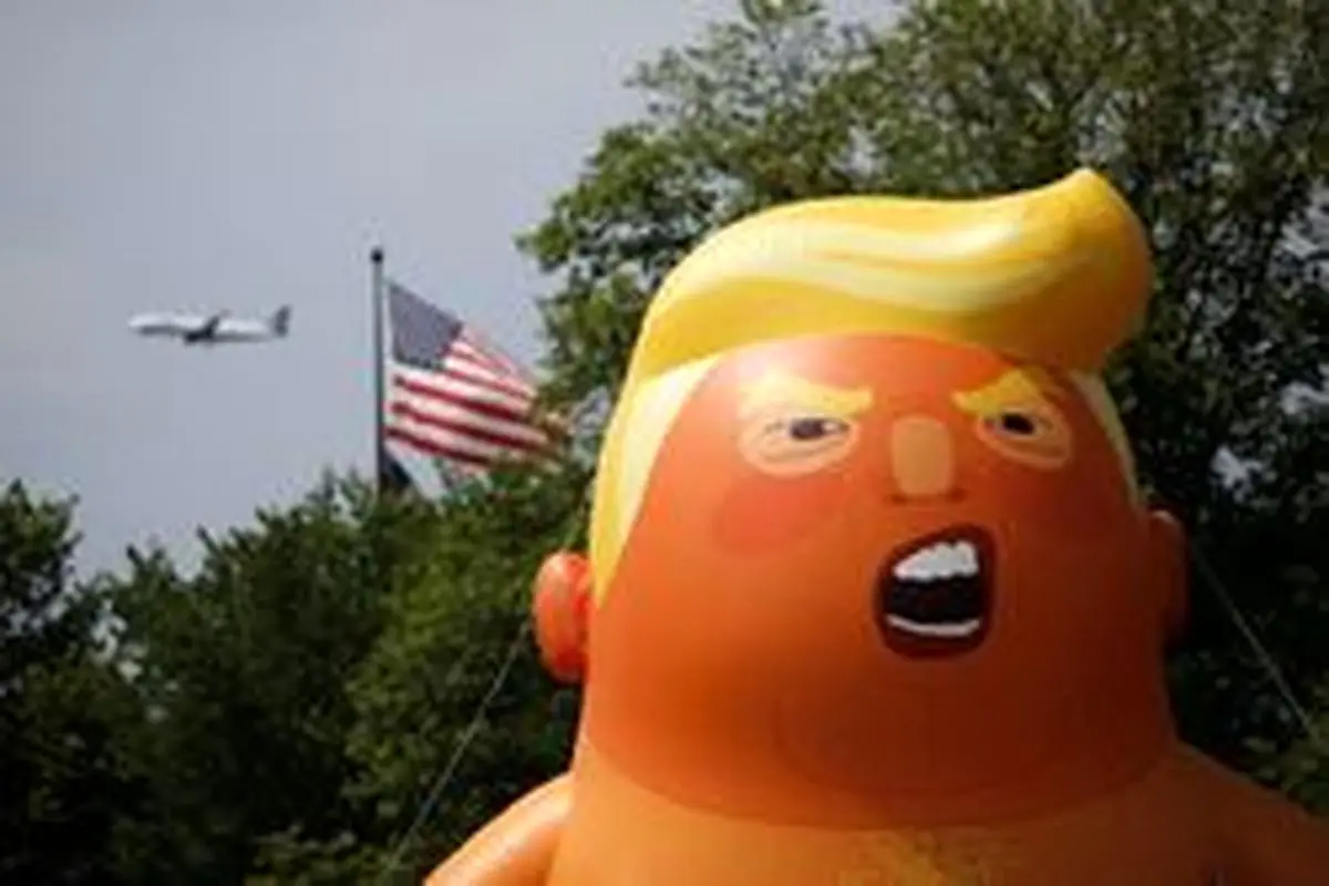 عروسک ترامپ در واشنگتن به پرواز درآمد