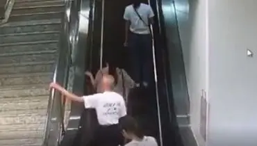 بهم خوردن وحشتناک تعادل بر روی پله برقی!