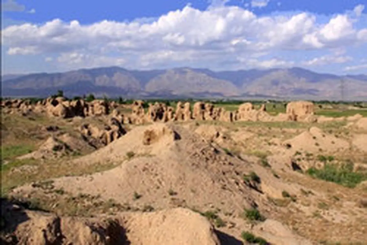 تپه طرب آباد، آثار به جا مانده از نیشابور کهن