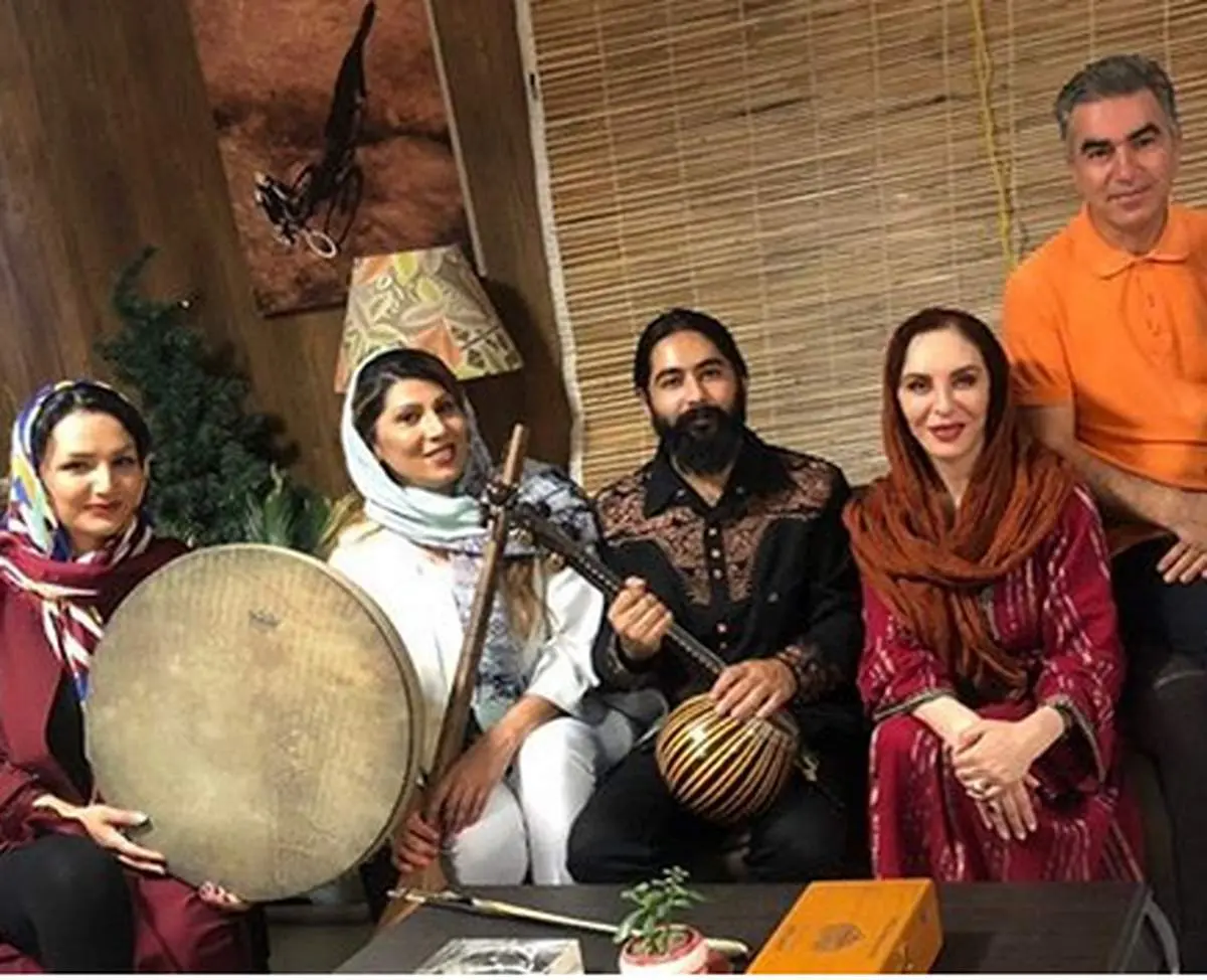 افسانه بایگان به همراه گروه موسیقی سنتی