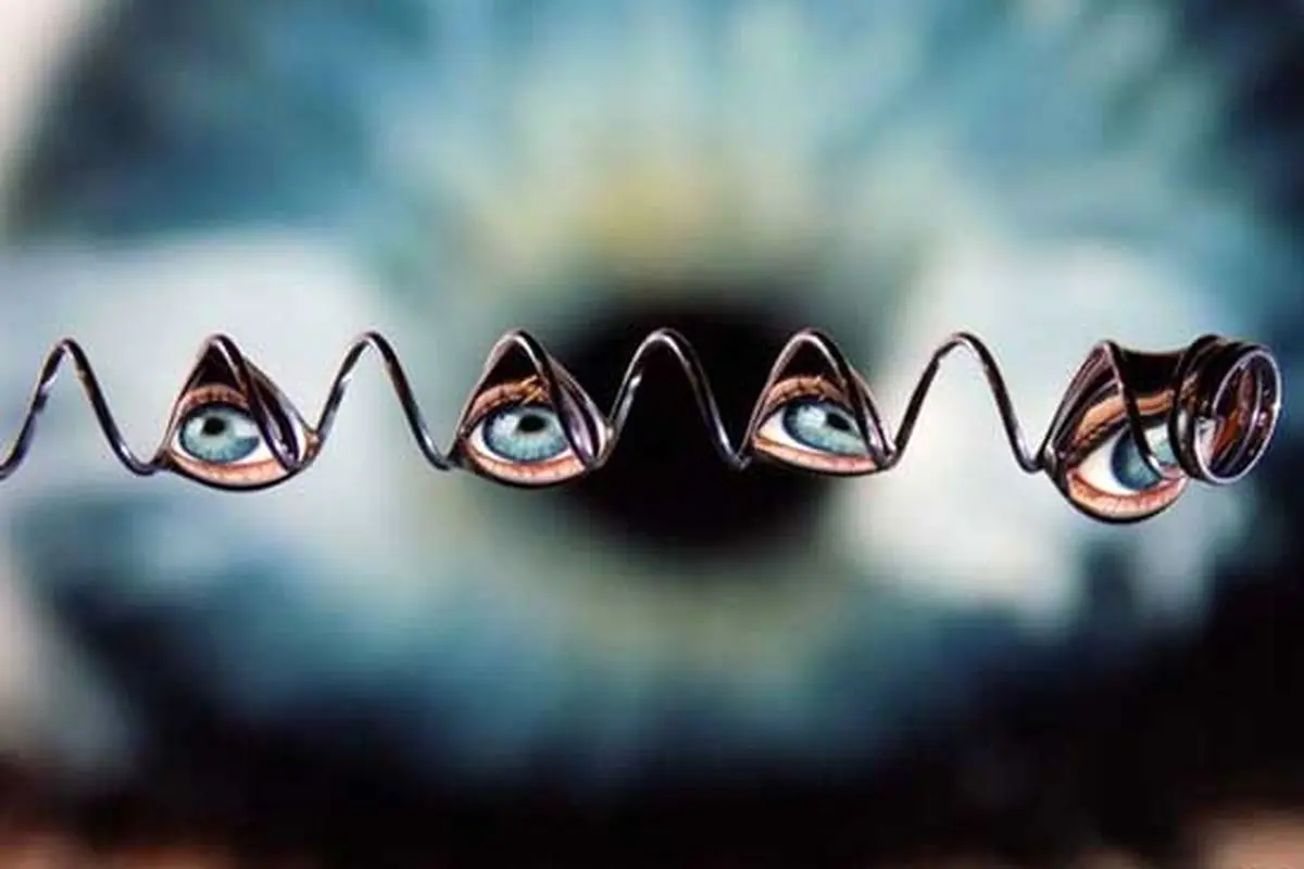تصویری بی‌نظیر از انعکاس چشم انسان در قطرات آب