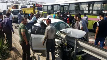 برخورد خودرو ام وی ام با گاردریل دراتوبان آزادگان/۲نفر مصدوم شدند