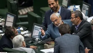 ژست وزیر احمدی‌نژاد مقابل عارف در صحن مجلس +عکس