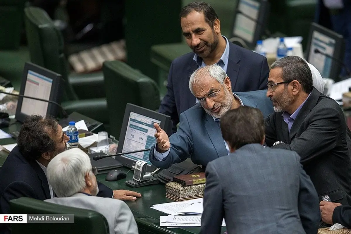 ژست وزیر احمدی‌نژاد مقابل عارف در صحن مجلس +عکس