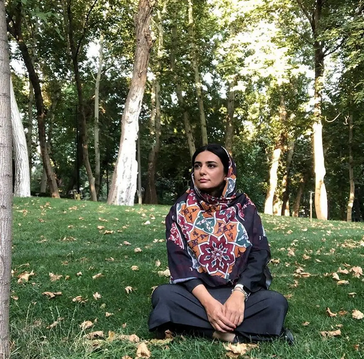 لیندا کیانی در باغى پُر از طوطى و كلاغ