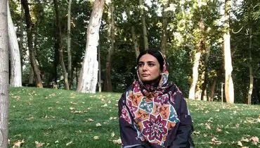 لیندا کیانی در باغى پُر از طوطى و كلاغ