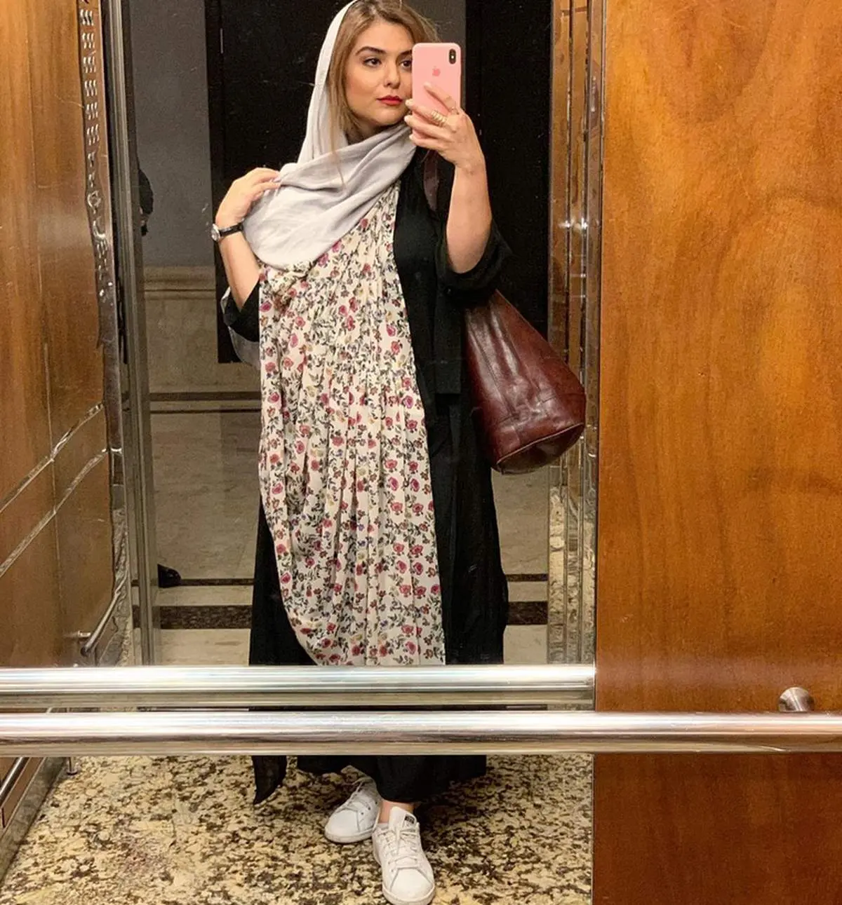 سلفی آینه ای دنیا مدنی با شال گل گلی اش