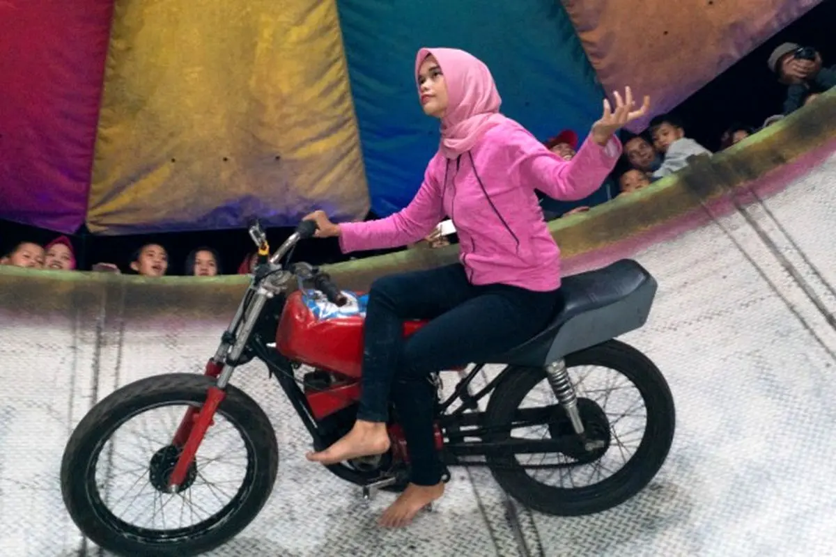 فیلم| موتورسواری دختر باحجاب روی دیوار مرگ