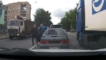 کتک کاری خونین سرنشینان خودرو با یک راننده!