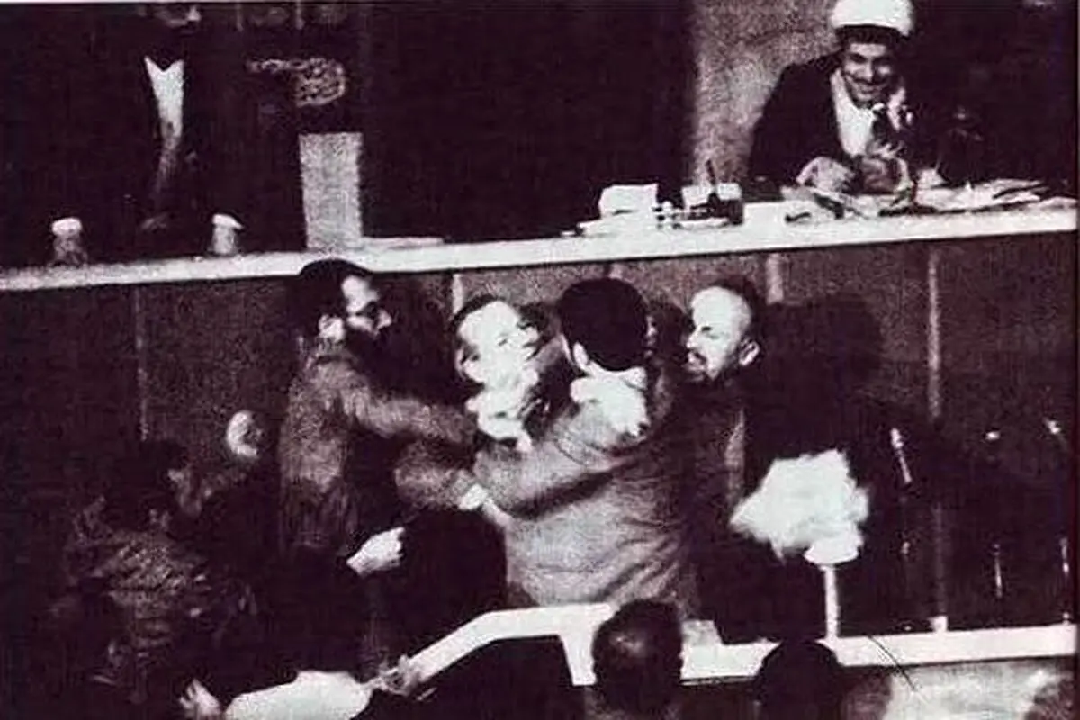 درباره عکس مشهور درگیری مجلس اول و خنده رفسنجانی