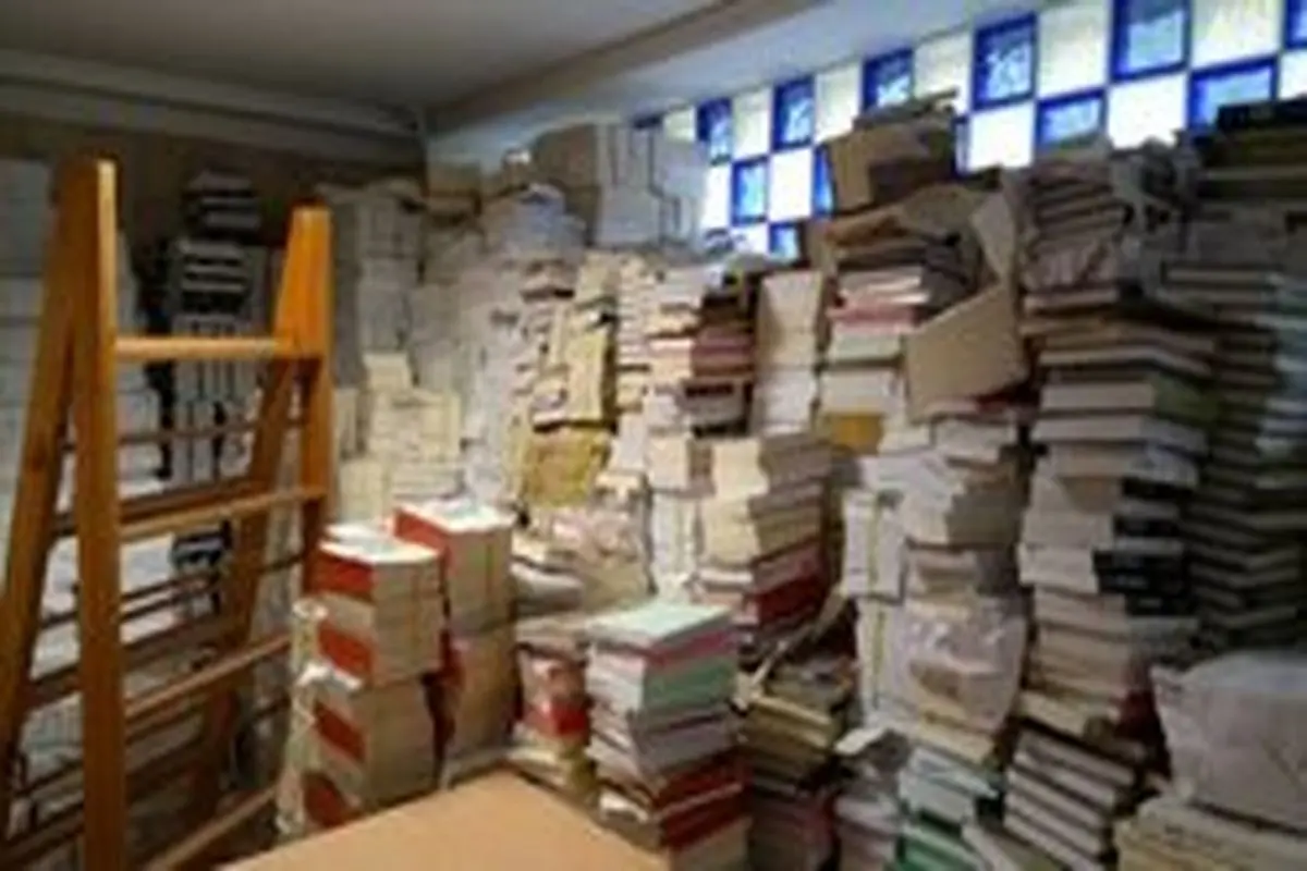 کشف یک مغازه فروش کتاب قاچاق در خیابان انقلاب