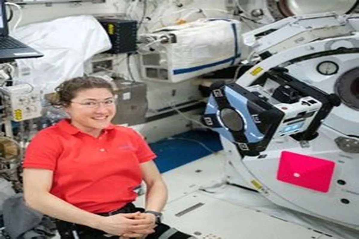 فضانورد زن "ایستگاه فضایی بین‌المللی" در حال آزمایش یک ربات