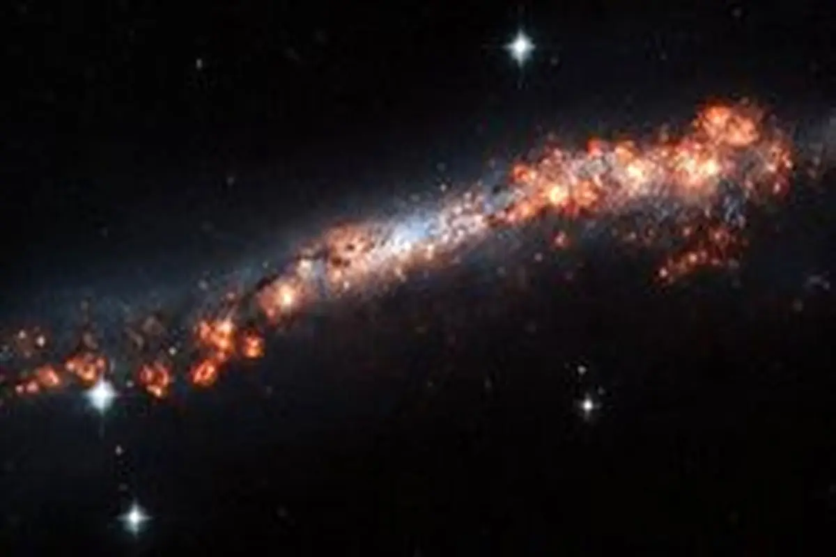 لبه یک کهکشان مارپیچی از قاب دوربین ناسا