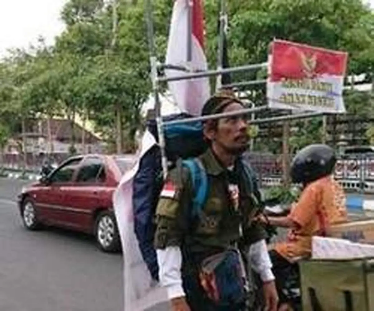 علت عجیب عقبکی راه رفتن مرد جوان