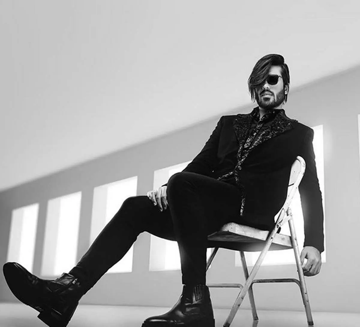 خواننده ماکان بند با موهای پریشون!