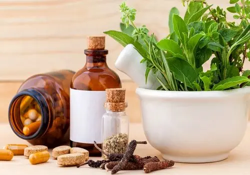 آیا روغن درخت چای برای درمان موثر آکنه و قارچ پا کمک می‌کند؟