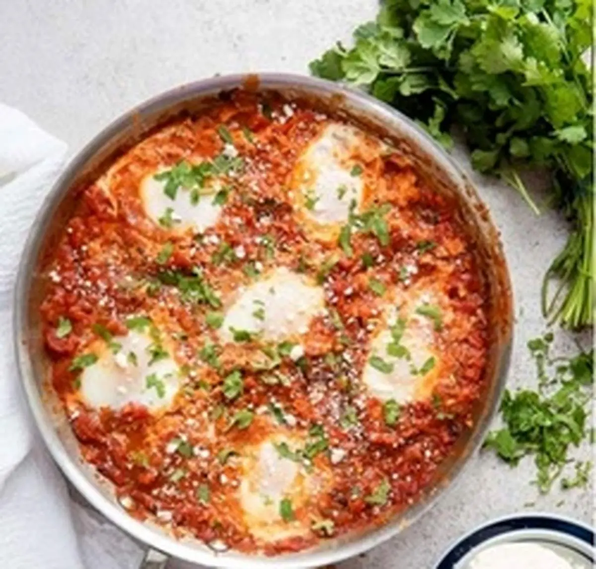 طرز تهیه شکشوکه؛ تخم مرغ با سس گوجه فلفلی خودمان!