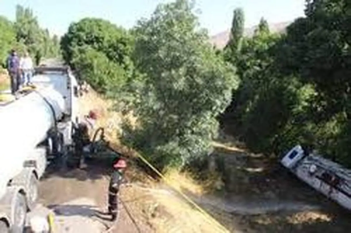 واژگونی تانکر سوخت در اثر نیش زنبور راننده