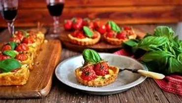 تارت گوجه و ریحان یک پیش غذای ایتالیایی