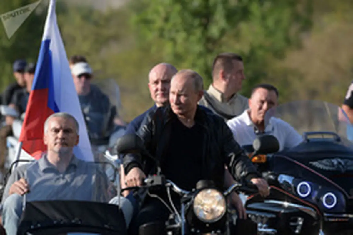 حضور پوتین در نمایشگاه موتور سیکلت در کریمه +عکس