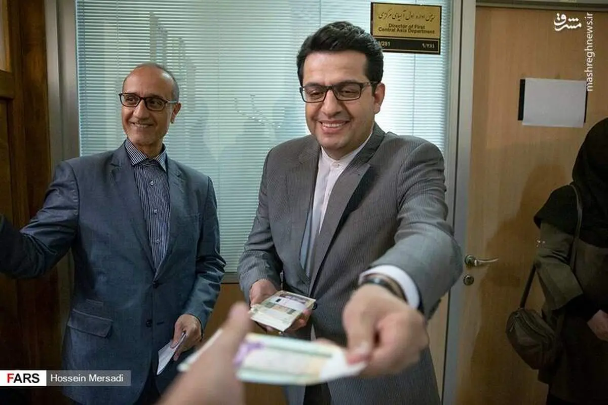 عیدی آقای سخنگو به خبرنگاران +تصاویر