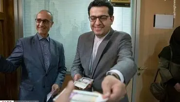 عیدی آقای سخنگو به خبرنگاران +تصاویر