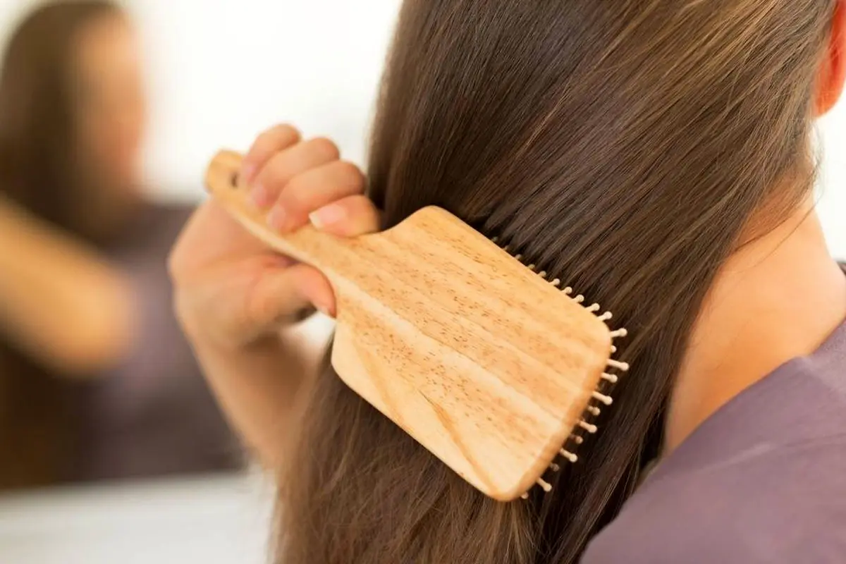 فواید شانه زدن مو قبل از خواب