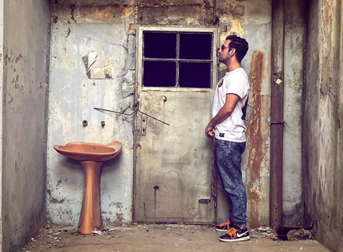 عکس نیما شعبان‌نژاد در یک خرابه!