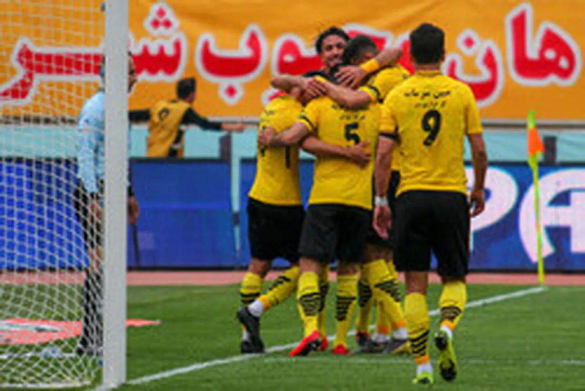 سپاهان برد و صدرنشین شد
