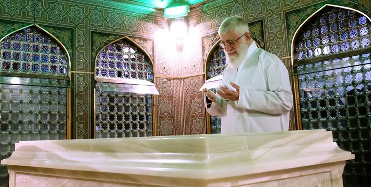 فیلم| غبارروبی مضجع مطهر امام رضا(علیهالسلام)