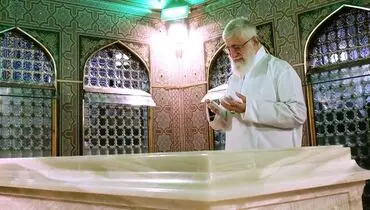 فیلم| غبارروبی مضجع مطهر امام رضا(علیه‌السلام)