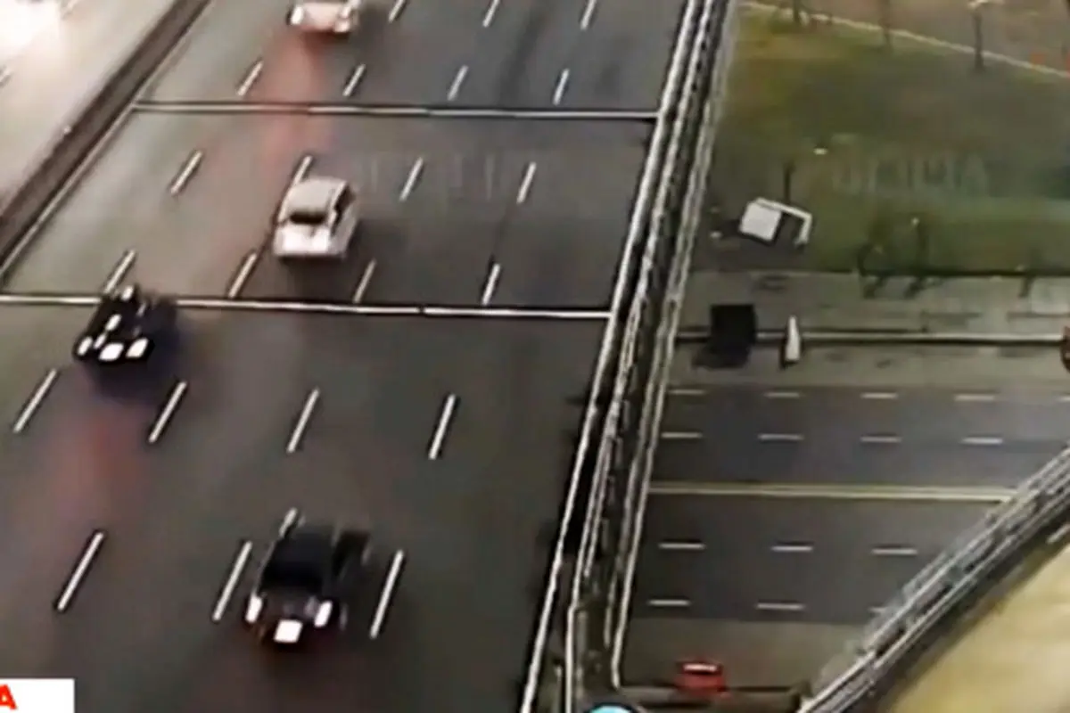 سقوط وحشتناک خودروی سواری از پل با حداکثر سرعت + فیلم