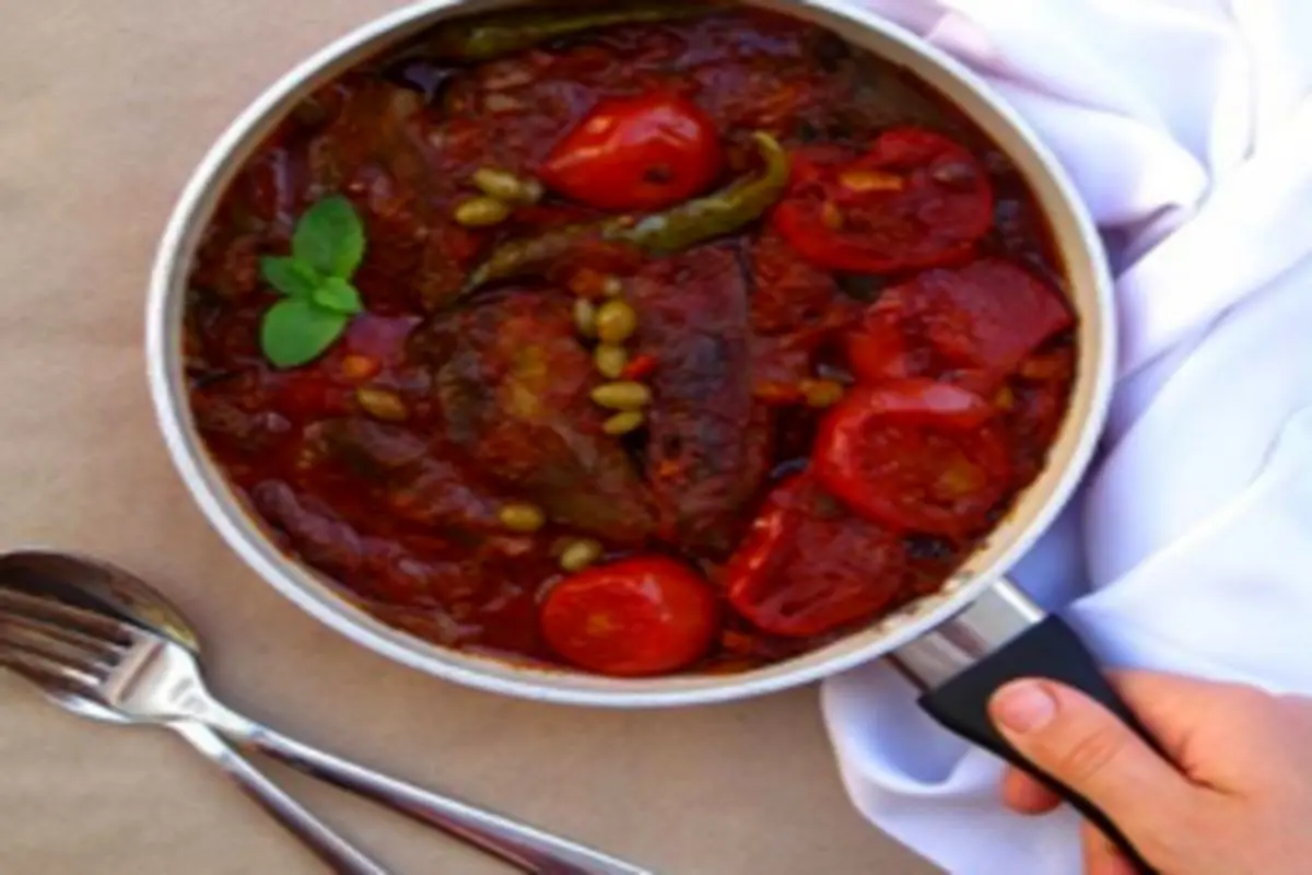 خورش گوشت و گوجه؛ غذای محلی ترکمن‌ها