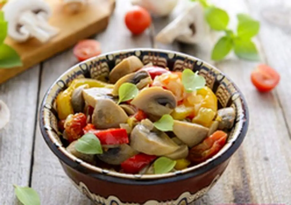 سالاد قارچ و سبزیجات، خوش‌طعم و رژیمی