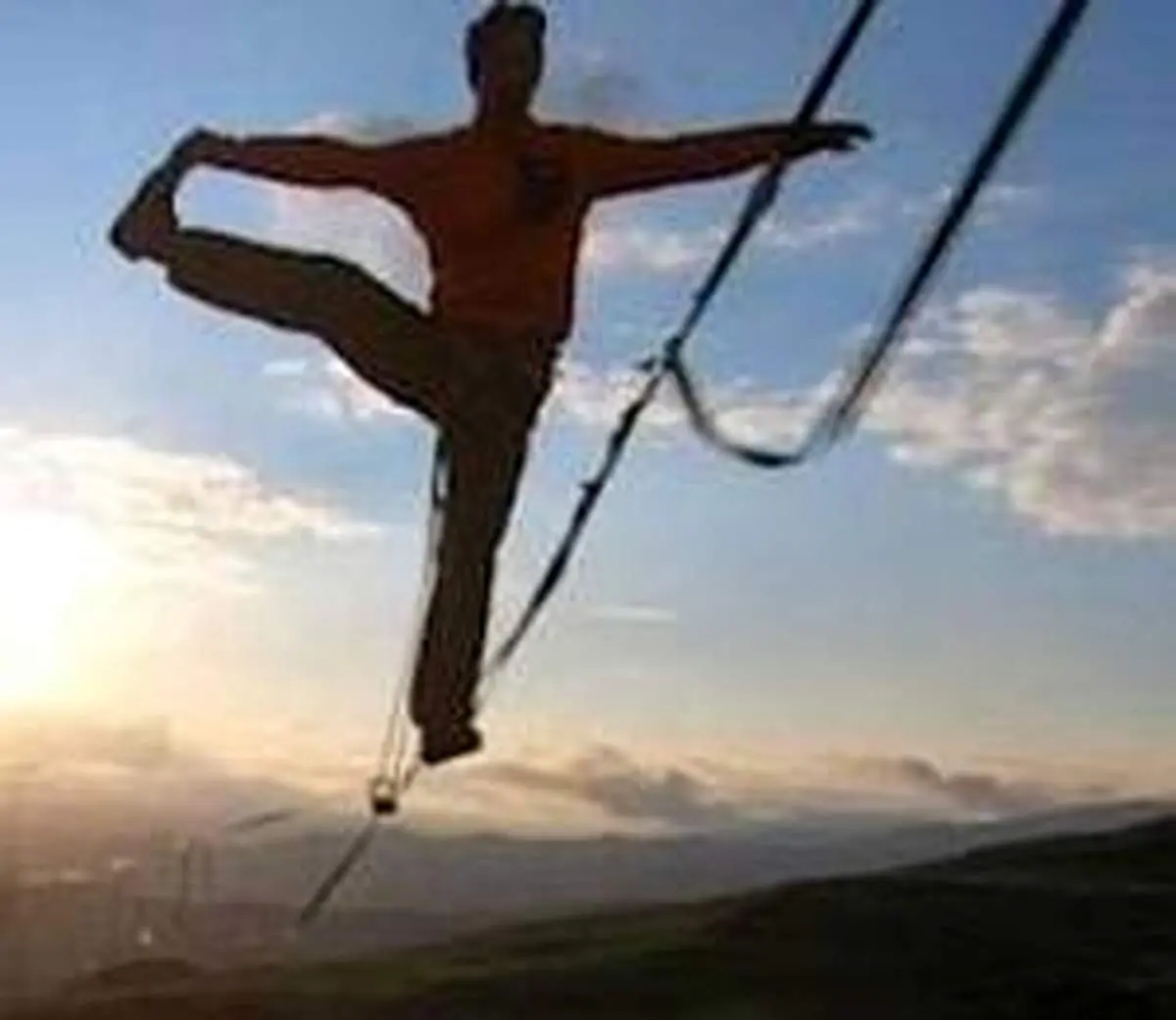 راه رفتن روی سیم برق در ارتفاع ۳۲۰ متری!+عکس