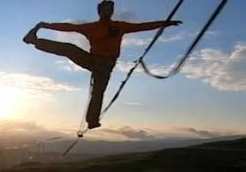 حرکت خطرناک دختر جوان در تهران روی سیم‌های بین ساختمان +فیلم