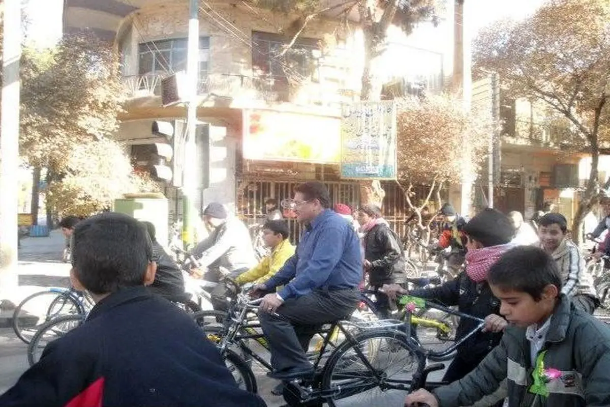 عکس: نماینده اردکان در حال دوچرخه سواری با کودکان!