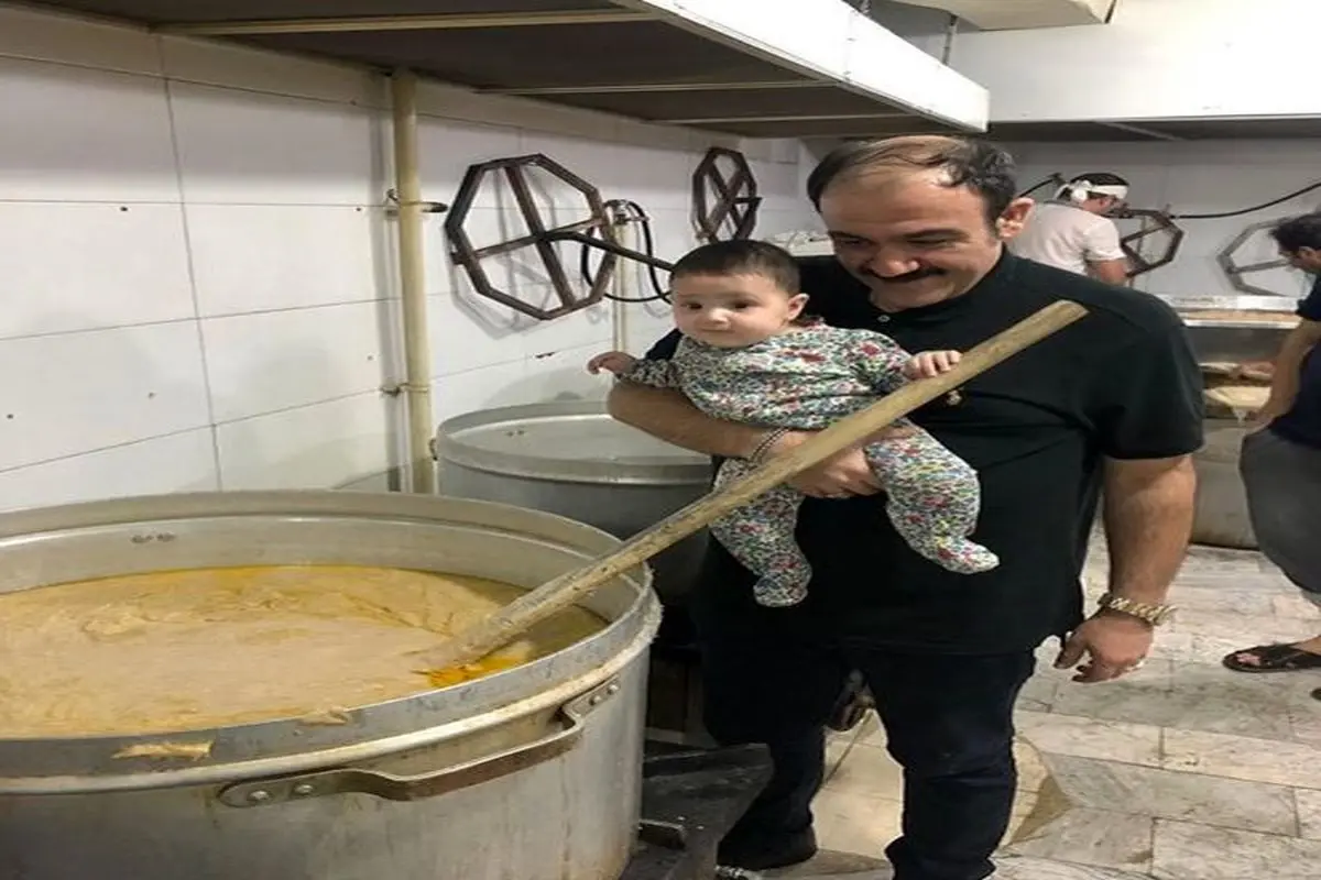 مهران غفوریان و دخترش در حال پختن نذری+ عکس