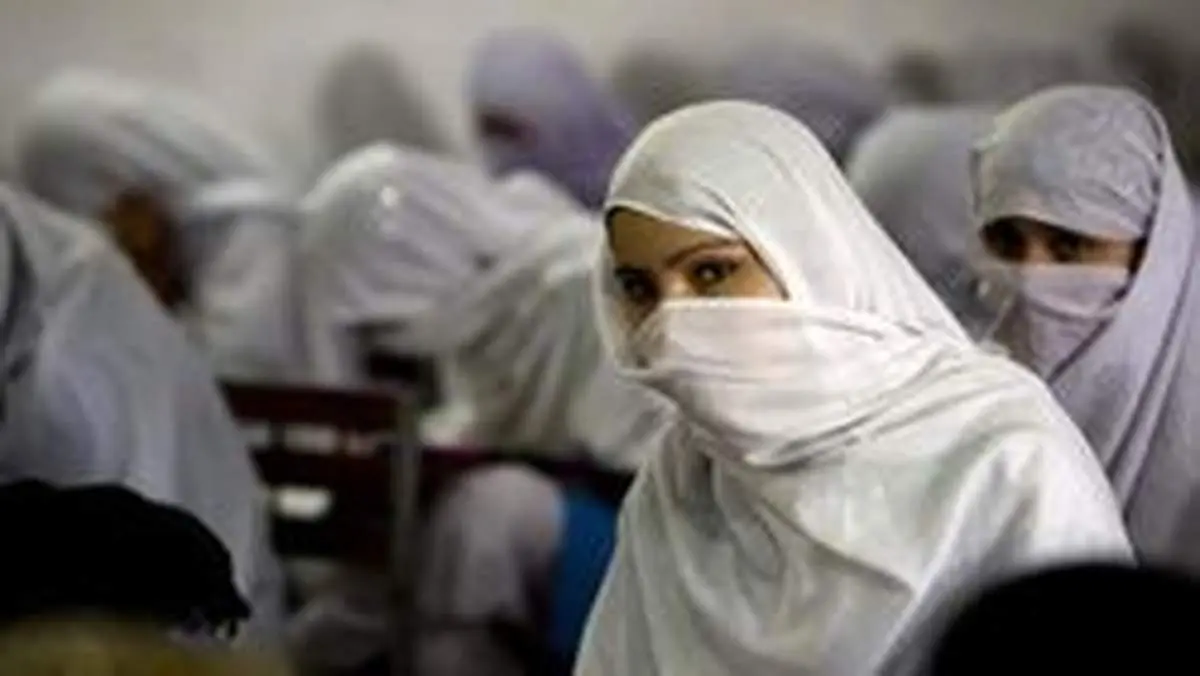 عقب نشینی پاکستانی ها از حکم استفاده اجباری از روبنده