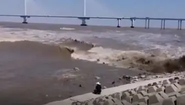 لحظه افزایش عجیب سطح آب رودخانه