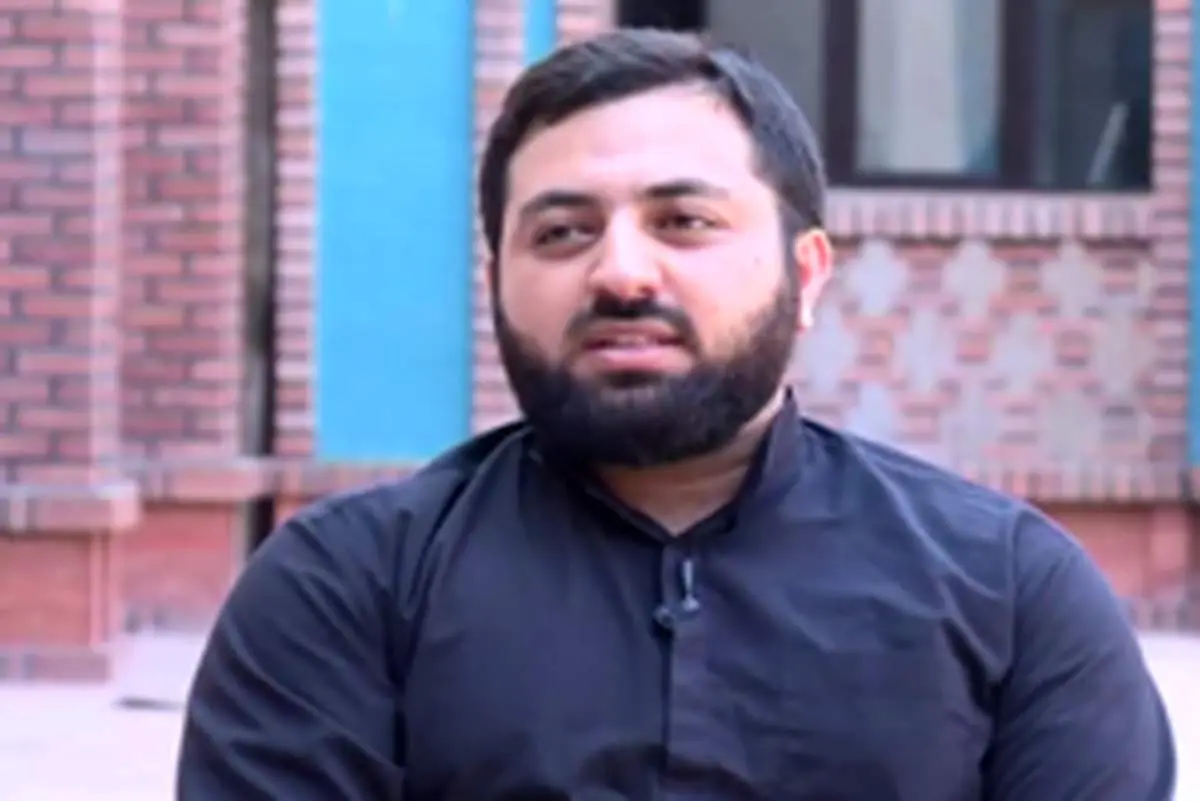 گفتگو با جوانی که مقابل کاخ سفید مداحی کرد