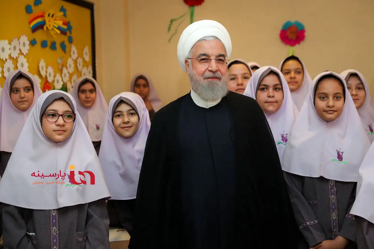عکس یادگاری روحانی با دختران دانش آموز در آغاز سال تحصیلی