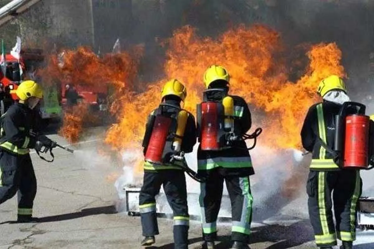 فیلم| آتش‌گرفتن لباس آتش‌نشانان در عملیات