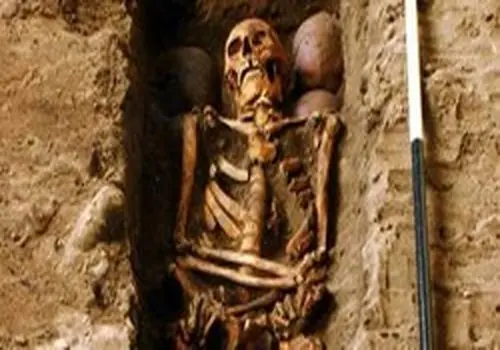 چکمه ۲۳۰۰ ساله زن سکایی با زیره جواهرنشان/عکس